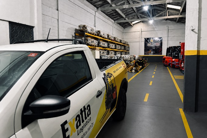 Acesso ao showroom da Liftmac com veículo no corredor