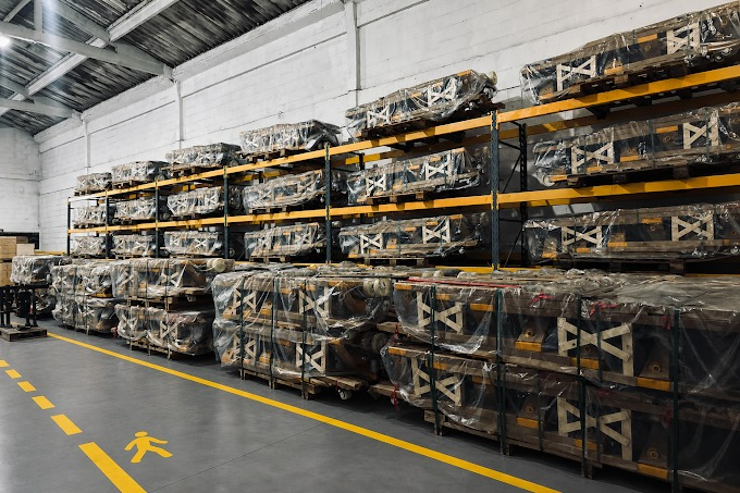 Prateleiras e organização do estoque no showroom da Liftmac